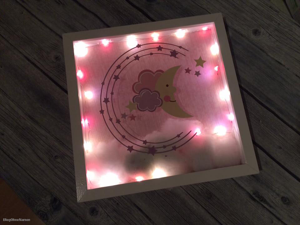 3D Bilderrahmen mit dem Plotter gestalten. Hier mit einer Lichterkette und bedruckbarer Etikettenfolie