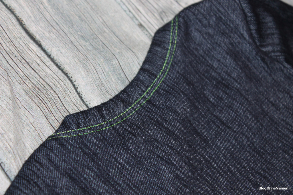 Kinderkleid mit Bügelbild aus glitzernder Neon-Flexfolie. Gevovert mit der Janome Cover Pro 2000