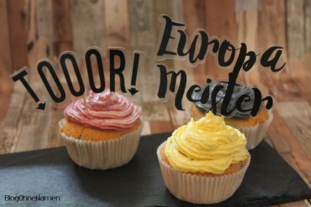 Unsere EM-Muffins mit einer einfachen Buttercreme und passenden Steckern aus Windrafolie und Vinylfolie. Die durfte der Schneideplotter wieder schneiden. :-)