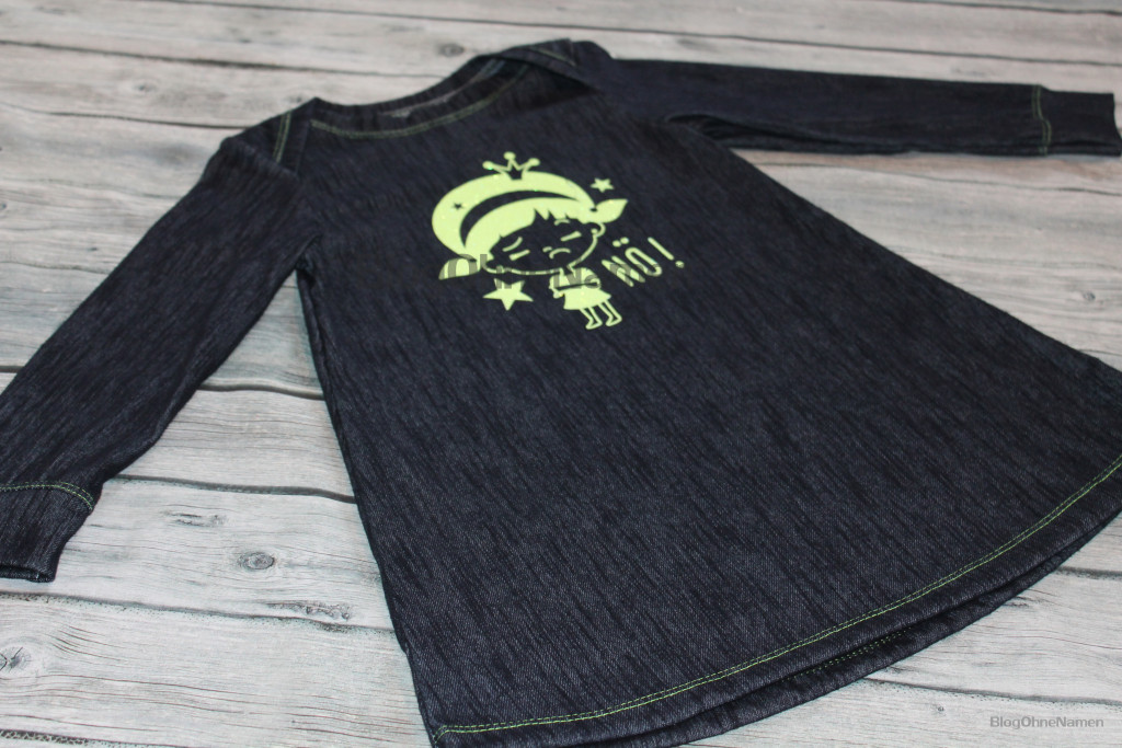 Kinderkleid mit Bügelbild aus glitzernder Neon-Flexfolie. Gevovert mit der Janome Cover Pro 2000