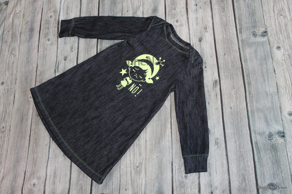 Kinderkleid mit Bügelbild aus glitzernder Neon-Flexfolie. Gevovert mit der Janome Cover Pro 2000