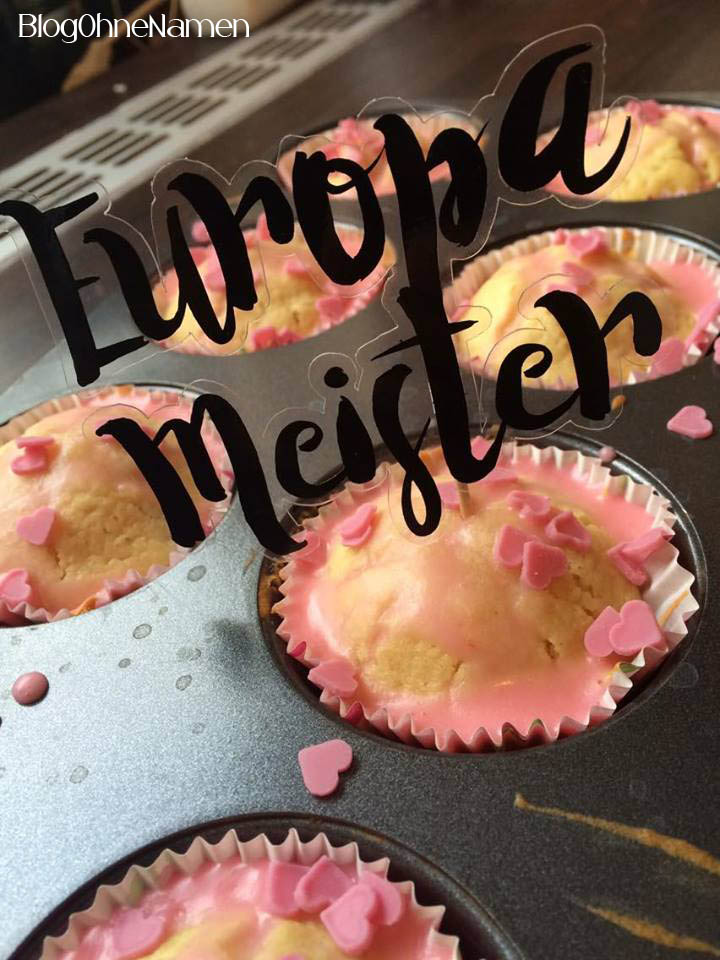 Unsere EM-Muffins mit einer einfachen Buttercreme und passenden Steckern aus Windrafolie und Vinylfolie. Die durfte der Schneideplotter wieder schneiden. :-)