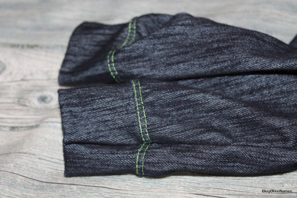 Kinderkleid mit Bügelbild aus glitzernder Neon-Flexfolie. Gevovert mit der Janome Cover Pro 2000