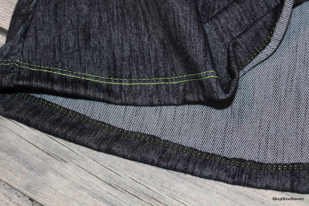 Kinderkleid mit Bügelbild aus glitzernder Neon-Flexfolie. Gevovert mit der Janome Cover Pro 2000