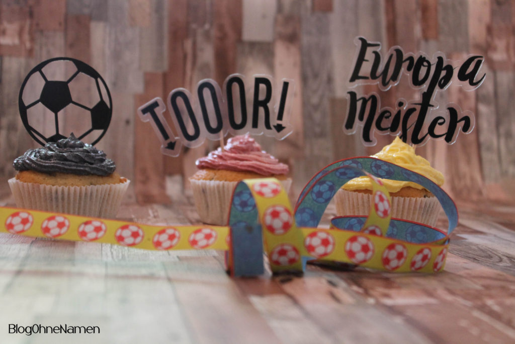 Unsere EM-Muffins mit einer einfachen Buttercreme und passenden Steckern aus Windrafolie und Vinylfolie. Die durfte der Schneideplotter wieder schneiden. :-)