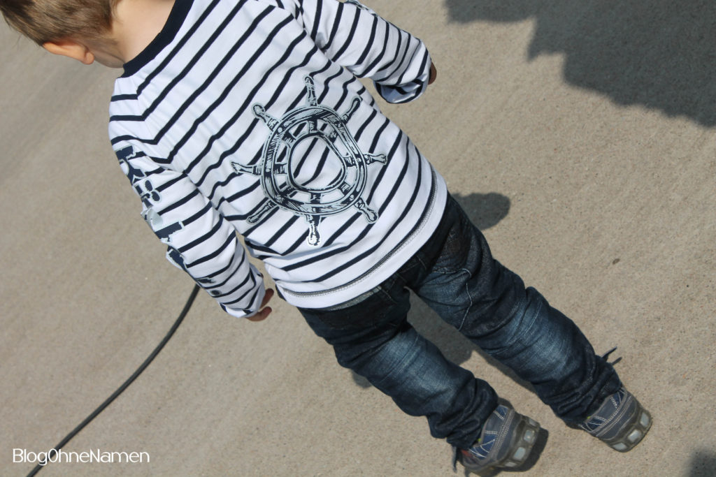 Maritimes T-Shirt für einen Jungen. Beplottet mit Bügelflex und reflektierender Flexfolie.