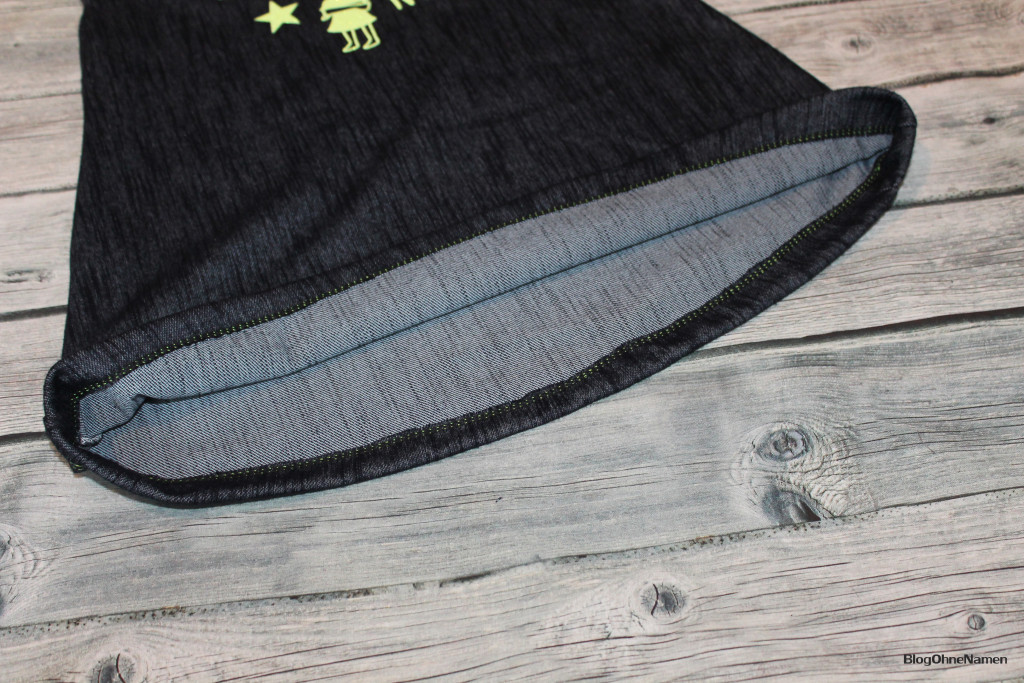 Kinderkleid mit Bügelbild aus glitzernder Neon-Flexfolie. Gevovert mit der Janome Cover Pro 2000