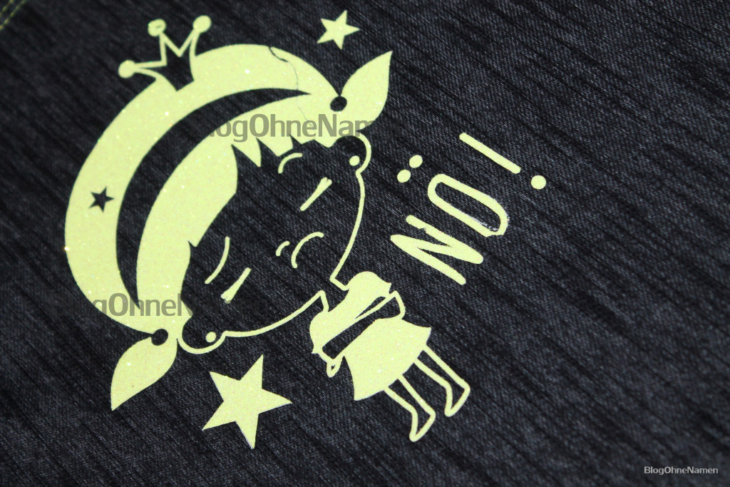 Kinderkleid mit Bügelbild aus glitzernder Neon-Flexfolie. Gevovert mit der Janome Cover Pro 2000