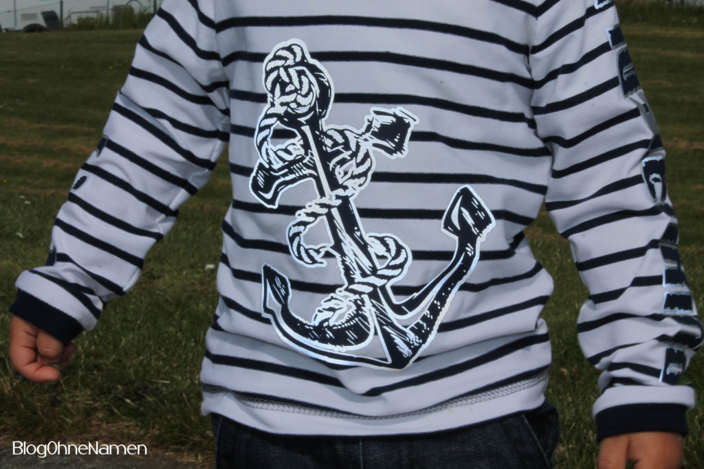 Maritimes T-Shirt für einen Jungen. Beplottet mit Bügelflex und reflektierender Flexfolie.