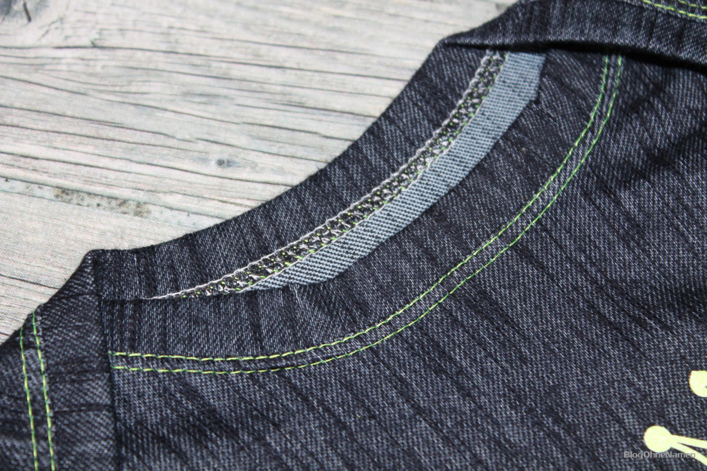 Kinderkleid mit Bügelbild aus glitzernder Neon-Flexfolie. Gevovert mit der Janome Cover Pro 2000