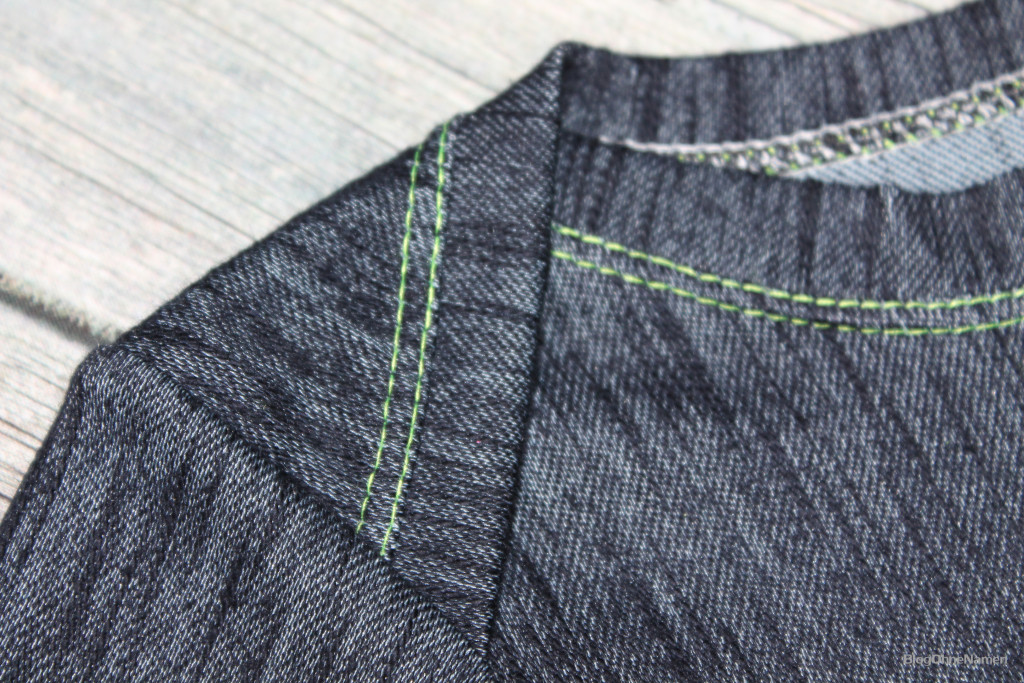 Kinderkleid mit Bügelbild aus glitzernder Neon-Flexfolie. Gevovert mit der Janome Cover Pro 2000