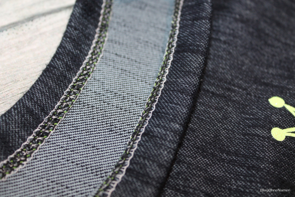 Kinderkleid mit Bügelbild aus glitzernder Neon-Flexfolie. Gevovert mit der Janome Cover Pro 2000