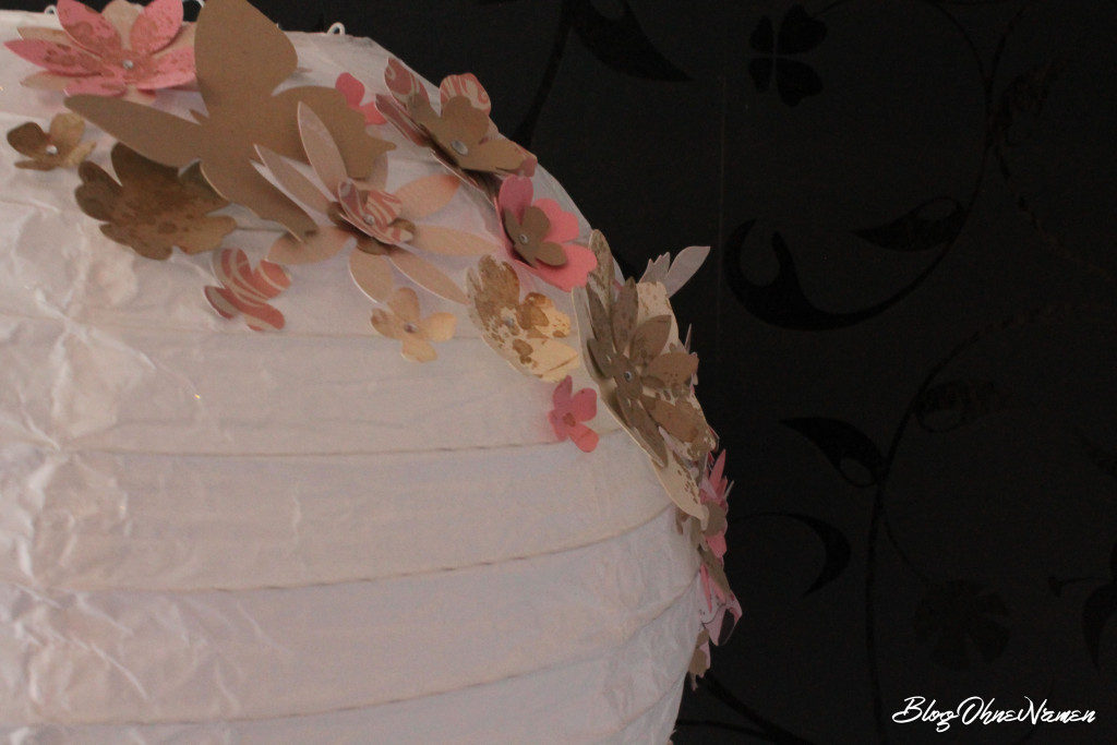 diy-papierlampe-mit-stempeln-und-stanzteilen-aus-papier-dekorieren-2