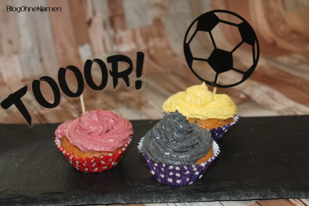 Unsere EM-Muffins mit einer einfachen Buttercreme und passenden Steckern aus Windrafolie und Vinylfolie. Die durfte der Schneideplotter wieder schneiden. :-)